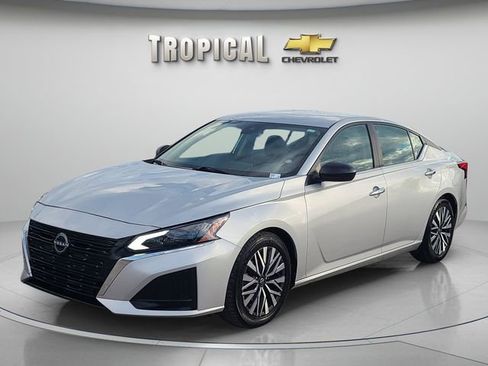 Used 2024 Nissan Altima 2.5 SV image 1