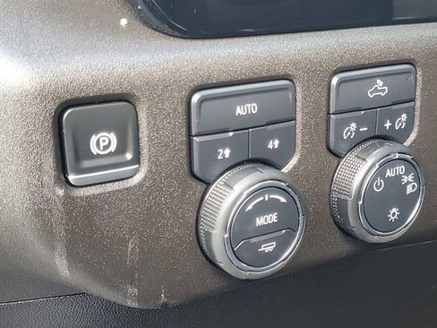 Used 2025 Chevrolet Silverado 1500 LT image 14