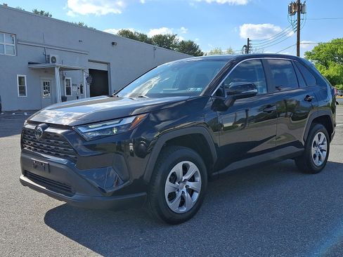 Used 2023 Toyota RAV4 LE AWD/4WD image 3