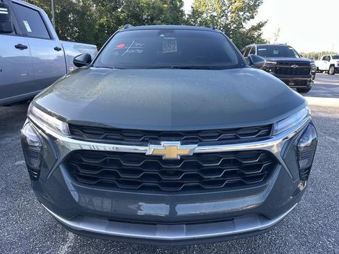 Used 2025 Chevrolet Trax LT FWD image 2