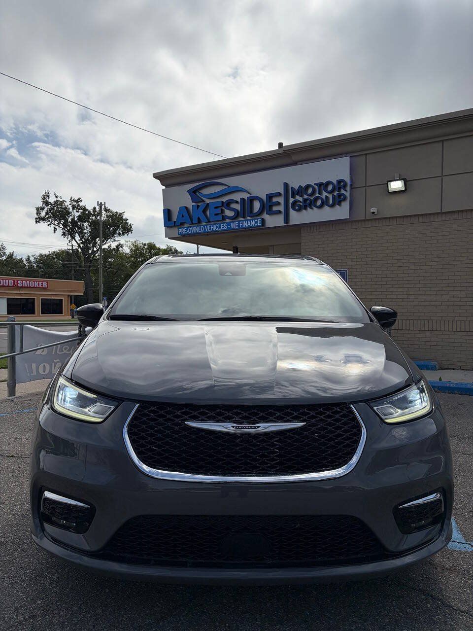 Used 2025 Chrysler Pacifica Select FWD image 2