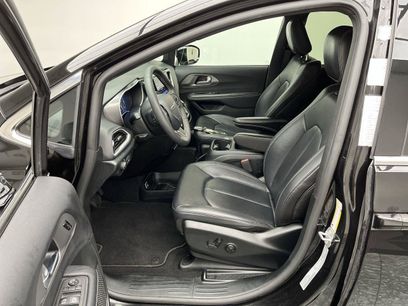 Used 2025 Chrysler Pacifica Select