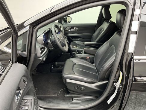 Used 2025 Chrysler Pacifica Select FWD image 3