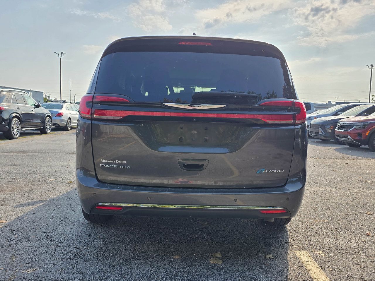 Used 2022 Chrysler Pacifica Limited w/ Uconnect Theater Family Group FWD image 5