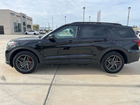 Used 2025 Ford Explorer ST-Line w/ ST-Line Street Pack image 2