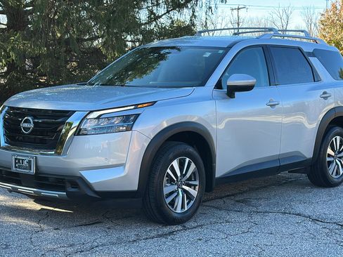 Certified 2024 Nissan Pathfinder SL image 2