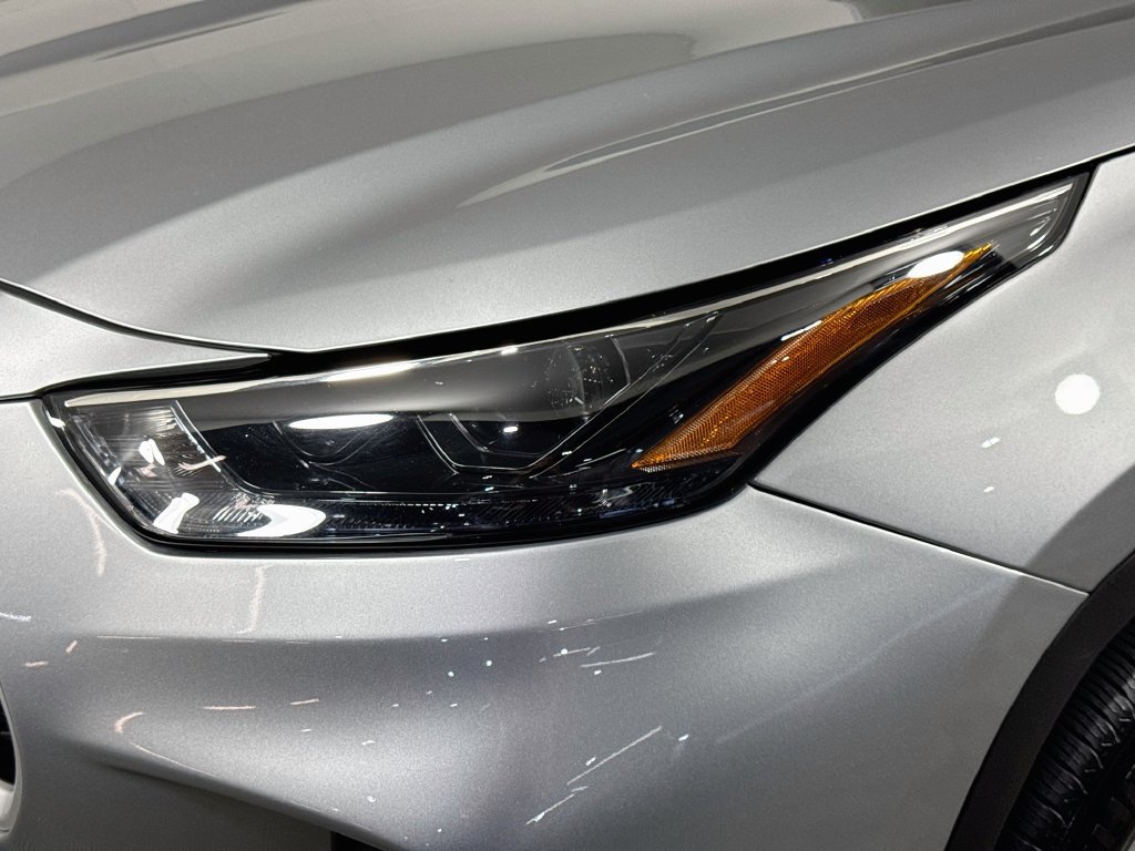 Used 2022 Toyota Highlander XLE AWD/4WD image 3