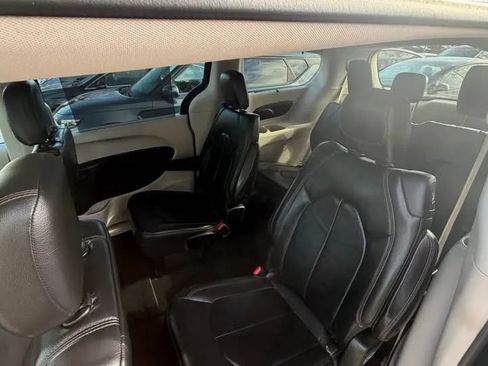 Used 2017 Chrysler Pacifica Touring-L FWD image 7