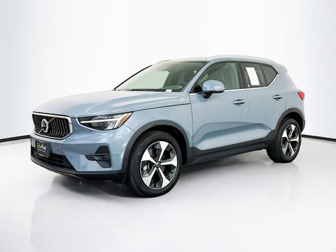 Used 2023 Volvo XC40 B5 Plus w/ Protection Package Premier image 3