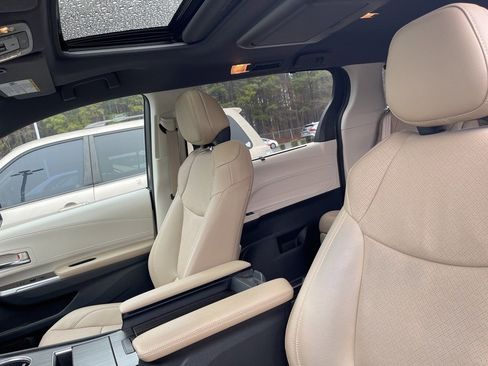 Used 2021 Toyota Sienna Limited image 6