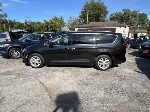 Used 2017 Chrysler Pacifica Touring-L Plus FWD image 4