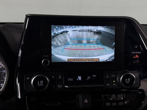 Used 2025 Toyota Highlander XLE FWD image 18