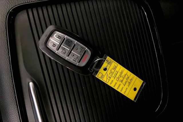 Used 2025 Chrysler Pacifica Limited FWD image 11