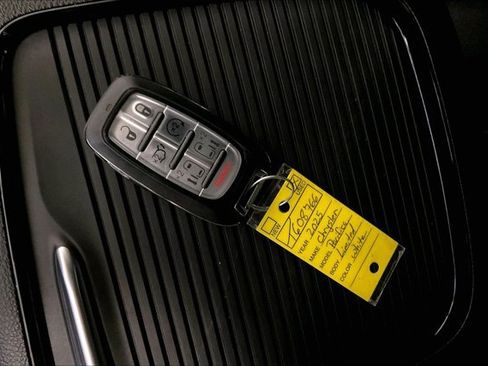 Used 2025 Chrysler Pacifica Limited FWD image 11