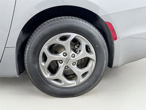 Used 2023 Chrysler Pacifica Limited FWD image 31