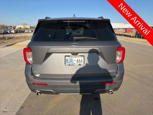 Used 2022 Ford Explorer XLT w/ Equipment Group 202A image 4