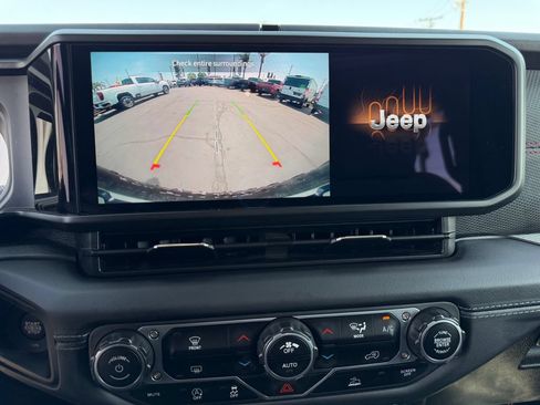 Used 2025 Jeep Wrangler Unlimited Rubicon AWD/4WD image 16