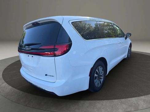 Used 2024 Chrysler Pacifica Limited FWD image 5