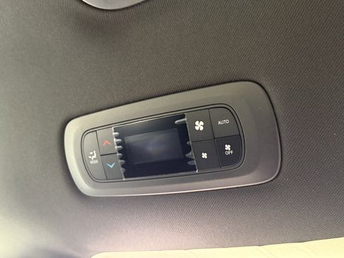 Used 2025 Chrysler Pacifica Select image 38