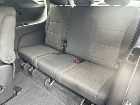 Used 2025 Chevrolet Traverse LT FWD image 18