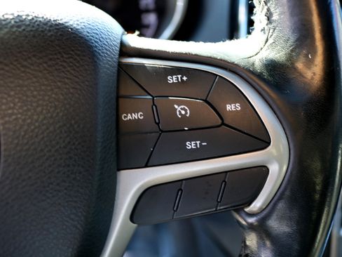 Used 2019 Jeep Grand Cherokee Altitude image 18