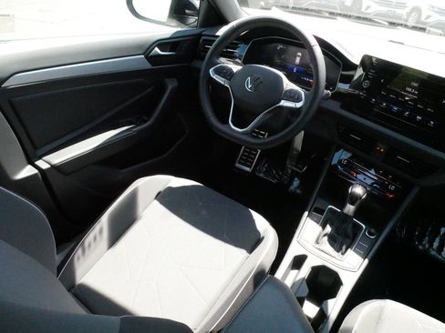 Certified 2025 Volkswagen Jetta Sport FWD image 9