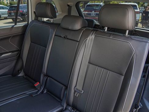 Certified 2024 Volkswagen Tiguan SE FWD image 31