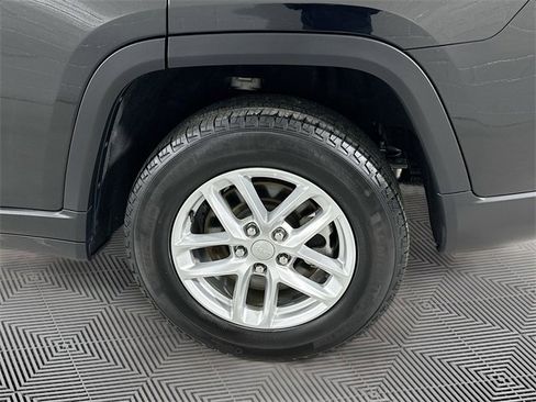 Used 2024 Jeep Grand Cherokee L Laredo w/ Luxury Tech Group I image 27