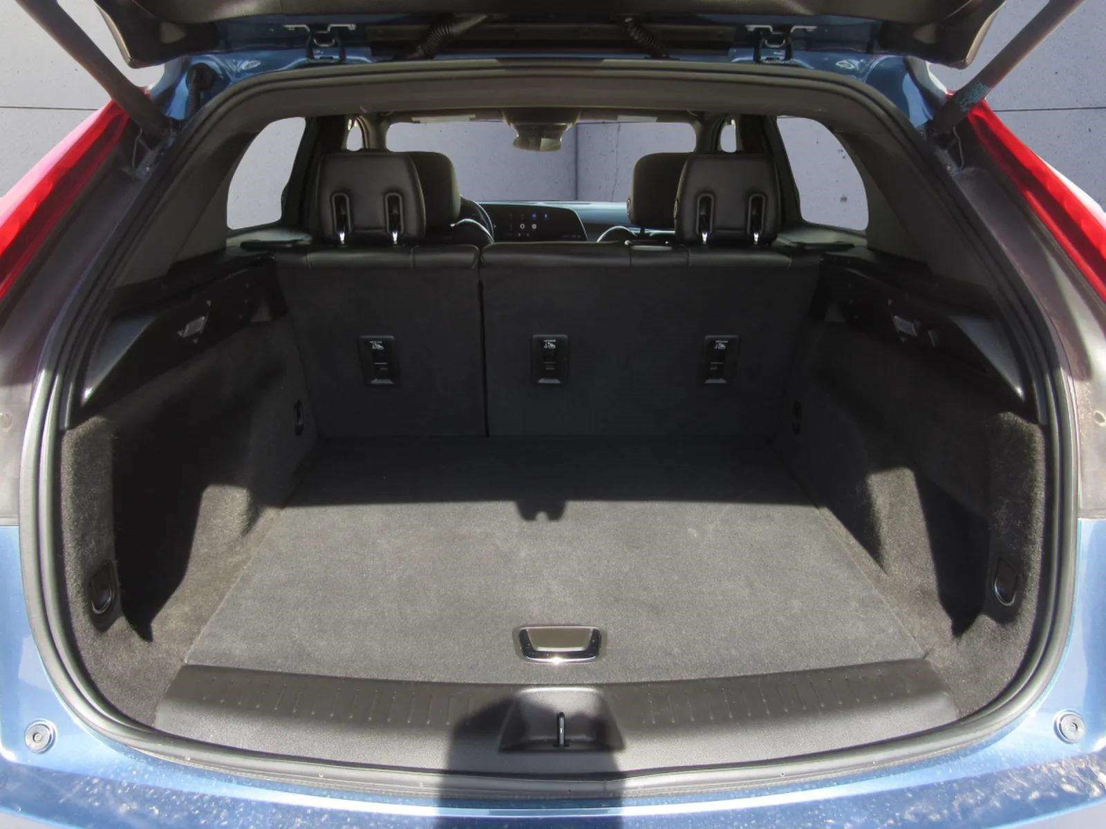Used 2024 Cadillac XT4 Luxury w/ Cold Weather Package FWD image 10