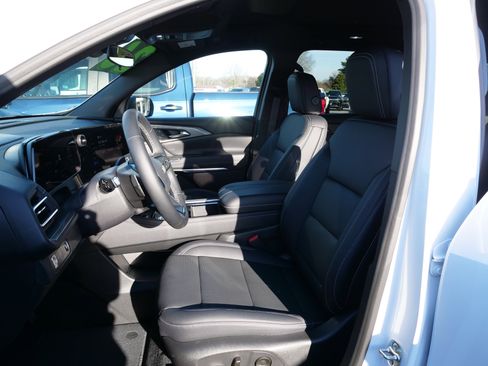 Certified 2026 Chevrolet Traverse LT w/ Sun and Wheel Package image 15