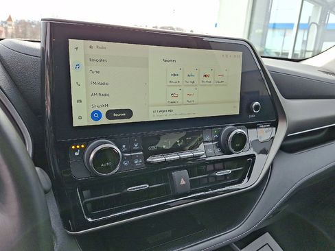 Used 2023 Toyota Highlander XLE image 14