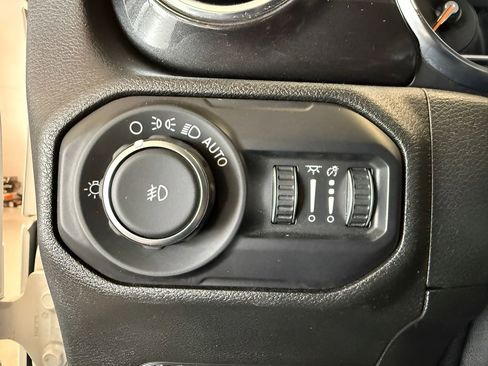 Used 2020 Jeep Wrangler Unlimited Sahara AWD/4WD image 23