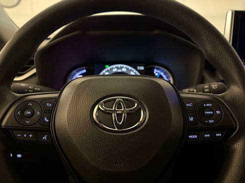 Used 2025 Toyota RAV4 XLE AWD/4WD image 11
