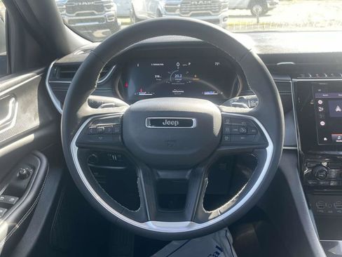 Certified 2025 Jeep Grand Cherokee Laredo X AWD/4WD image 24