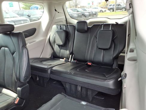 Used 2023 Chrysler Pacifica Touring-L FWD image 28