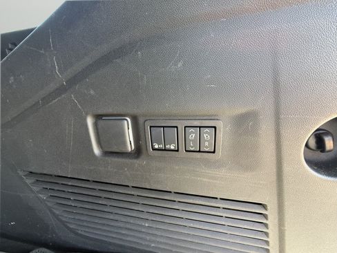 Used 2025 GMC Yukon XL Denali AWD/4WD image 32