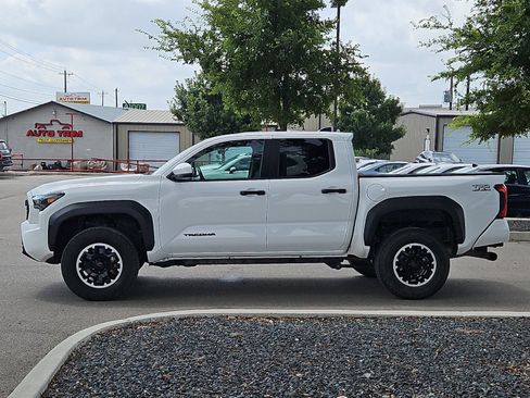 Certified 2024 Toyota Tacoma TRD Off-Road AWD/4WD image 2