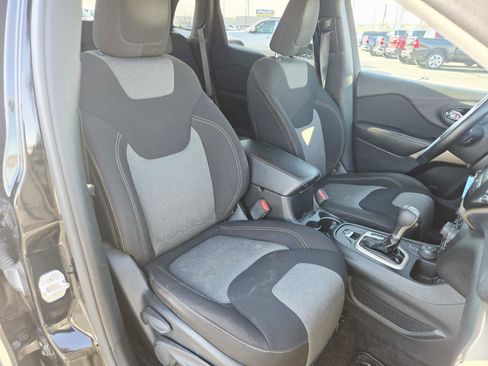 Used 2018 Jeep Cherokee Latitude w/ Altitude Package image 16