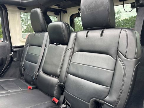 Used 2022 Jeep Wrangler Unlimited Sahara AWD/4WD image 14