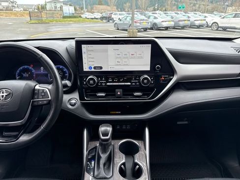 Used 2023 Toyota Highlander Platinum image 27