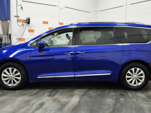 Used 2018 Chrysler Pacifica Touring-L image 13
