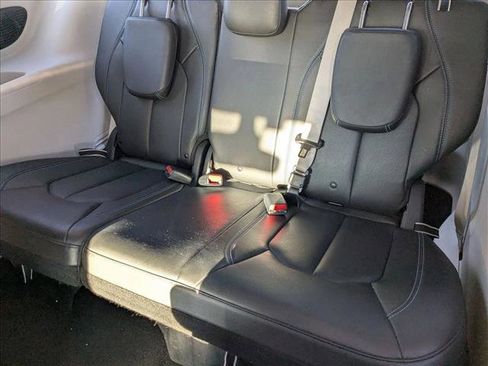 Used 2021 Chrysler Pacifica Touring-L image 18