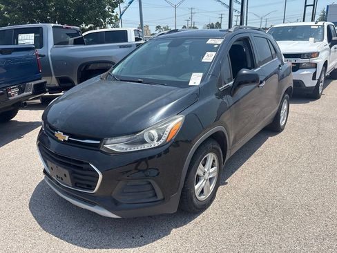 Used 2017 Chevrolet Trax LT w/ LT Convenience Package FWD image 3