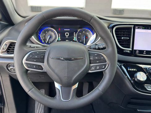 Used 2025 Chrysler Pacifica Select FWD image 14