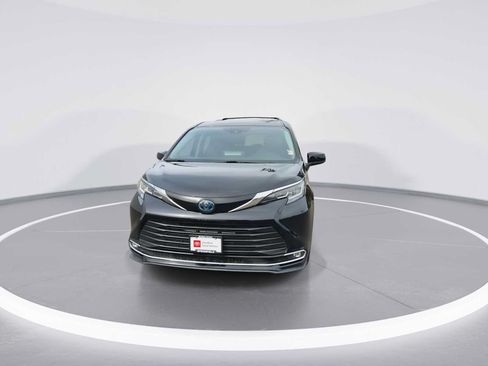 Certified 2022 Toyota Sienna XLE FWD image 3