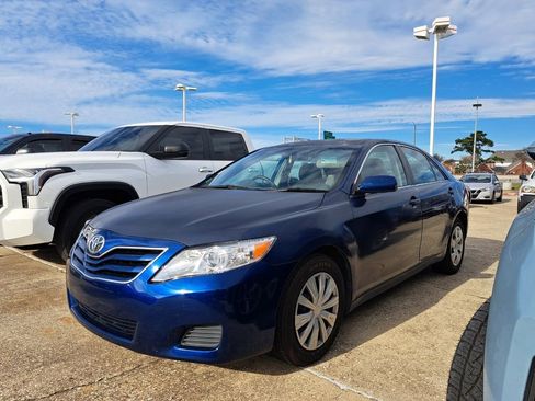 Used 2011 Toyota Camry LE image 1