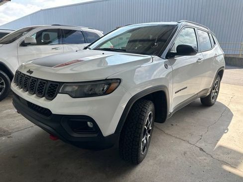 Used 2025 Jeep Compass Trailhawk AWD/4WD image 17