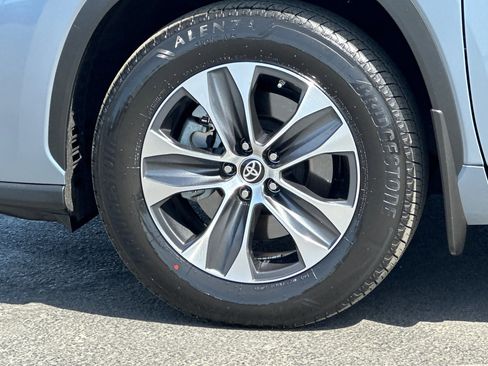 Used 2024 Toyota Highlander XLE AWD/4WD image 26