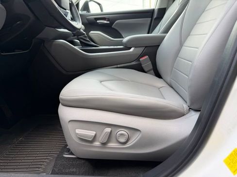 Used 2021 Toyota Highlander XLE image 6