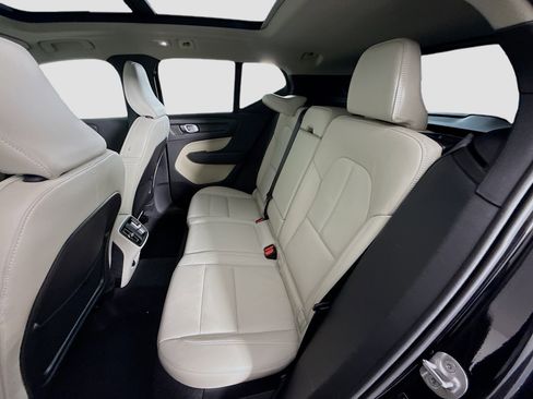 Used 2024 Volvo XC40 B5 Plus image 25